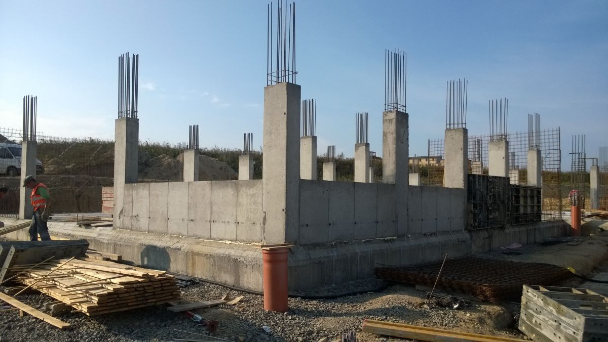 B2 – prace na zeleznej vystuzi, debneni-oddebneni a naslednej betonazi stlpov a stien – 1PP.